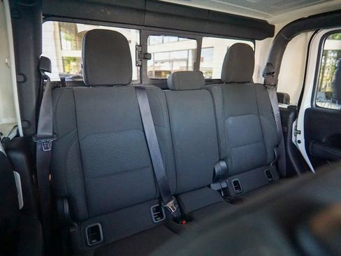 Used 2020 Jeep Gladiator Overland AWD/4WD image 30
