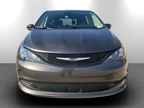 Used 2023 Chrysler Voyager LX image 4