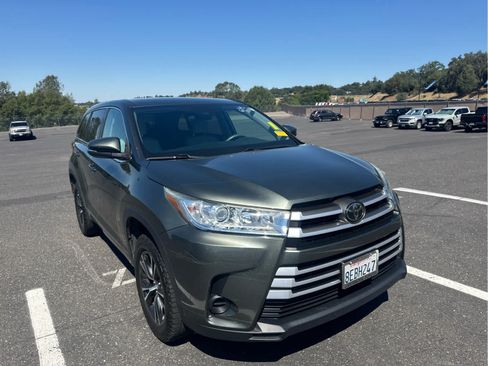 Used 2018 Toyota Highlander LE FWD image 3