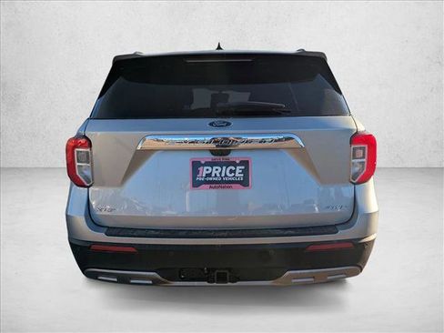 Used 2022 Ford Explorer XLT w/ Equipment Group 202A image 7