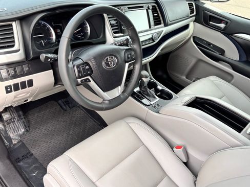 Used 2019 Toyota Highlander XLE w/ Carpet Mat Package (TMS) image 16