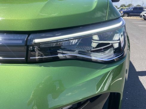 New 2025 Volkswagen Taos SE image 5