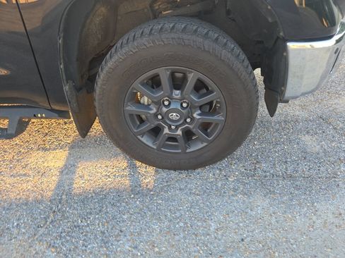 Used 2021 Toyota Tundra 4x4 CrewMax image 11
