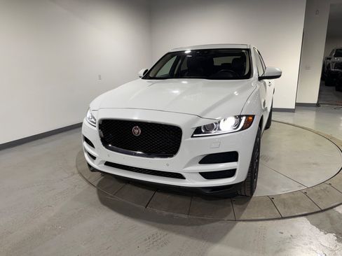 Used 2019 Jaguar F-PACE Prestige image 4