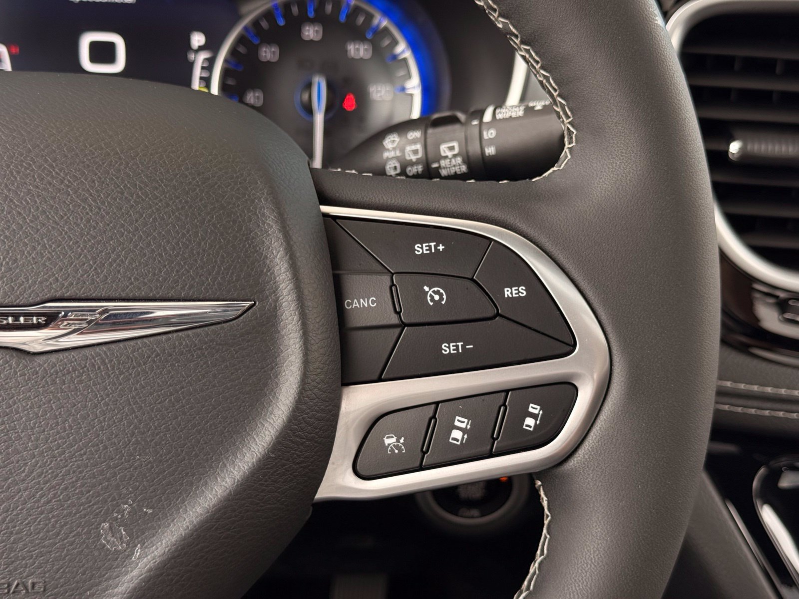 Used 2026 Chrysler Pacifica Limited FWD image 33
