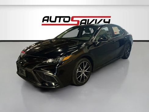 Used 2024 Toyota Camry SE AWD/4WD image 3