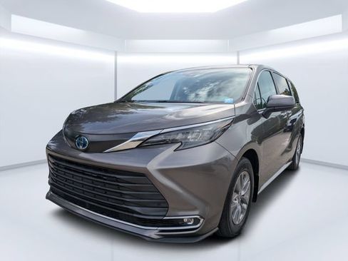 Used 2024 Toyota Sienna XLE FWD image 7