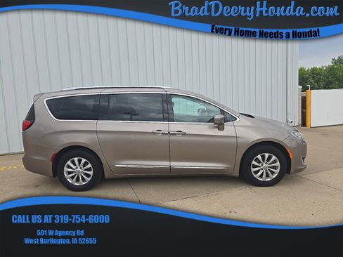 Used 2018 Chrysler Pacifica Touring-L FWD image 1