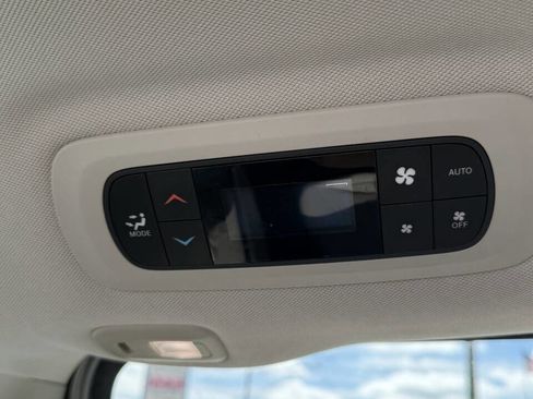 Used 2017 Chrysler Pacifica Platinum image 25