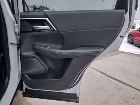 New 2026 Mitsubishi Outlander SE image 31