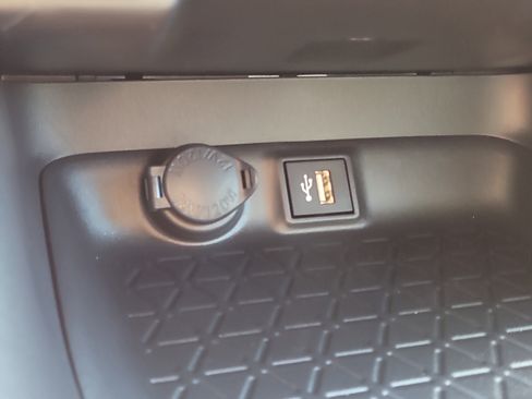 Used 2025 Toyota RAV4 XLE image 26