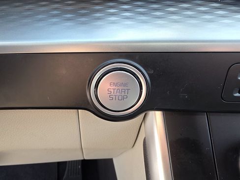 Used 2022 Kia Carnival LX FWD image 21
