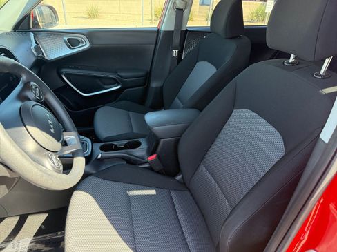 Used 2025 Kia Soul LX w/ LX Technology Package FWD image 36