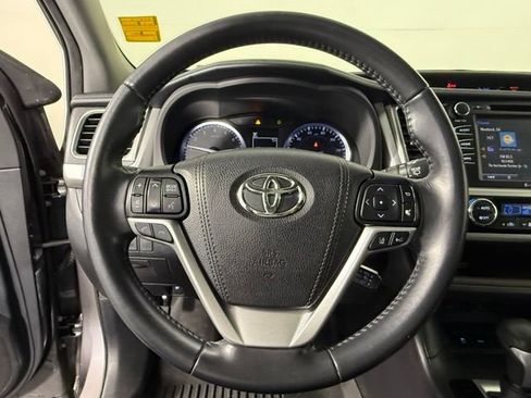 Used 2019 Toyota Highlander XLE FWD image 16