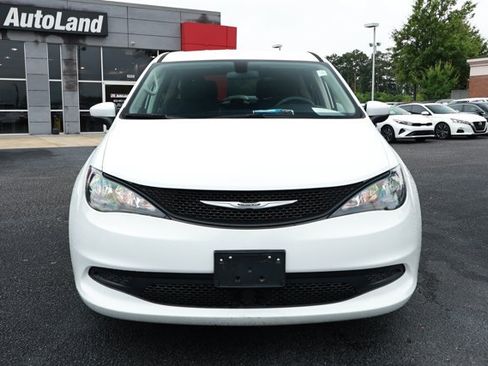 Used 2022 Chrysler Voyager LX FWD image 2