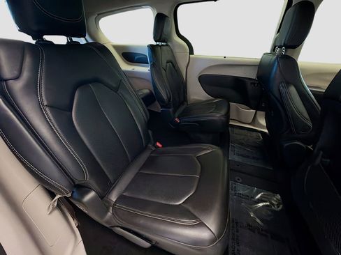 Used 2023 Chrysler Pacifica Touring-L image 14