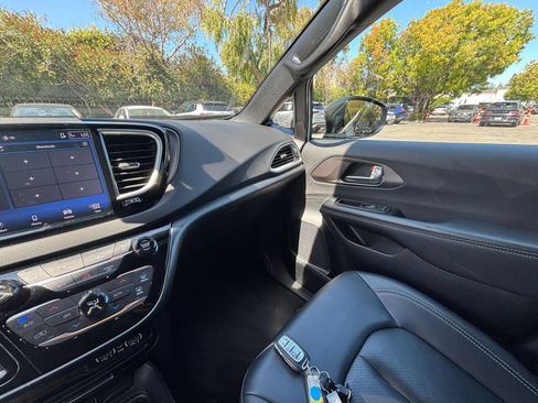 Used 2025 Chrysler Pacifica Select FWD image 37