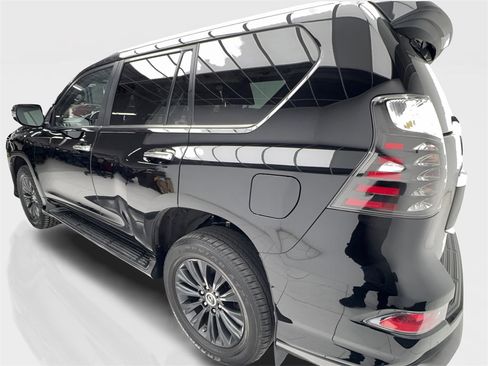 Used 2023 Lexus GX 460 Premium w/ Accessory Package image 10