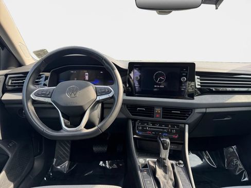 Used 2025 Volkswagen Jetta SE FWD image 13