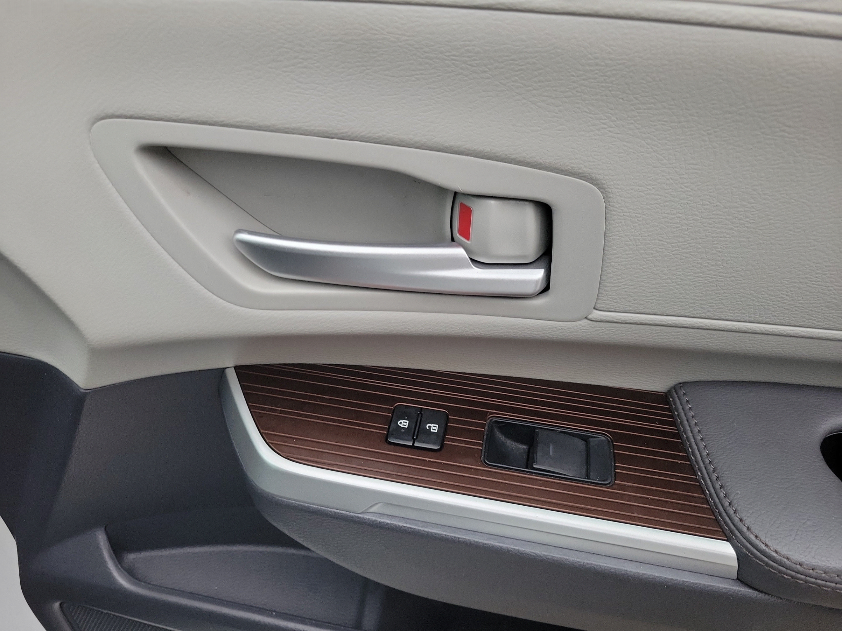 Certified 2024 Toyota Sienna XLE FWD image 25