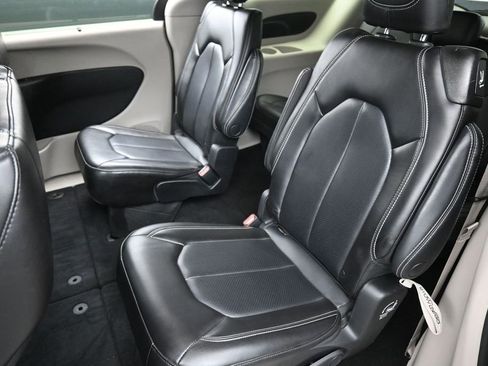 Used 2023 Chrysler Pacifica Touring-L FWD image 25