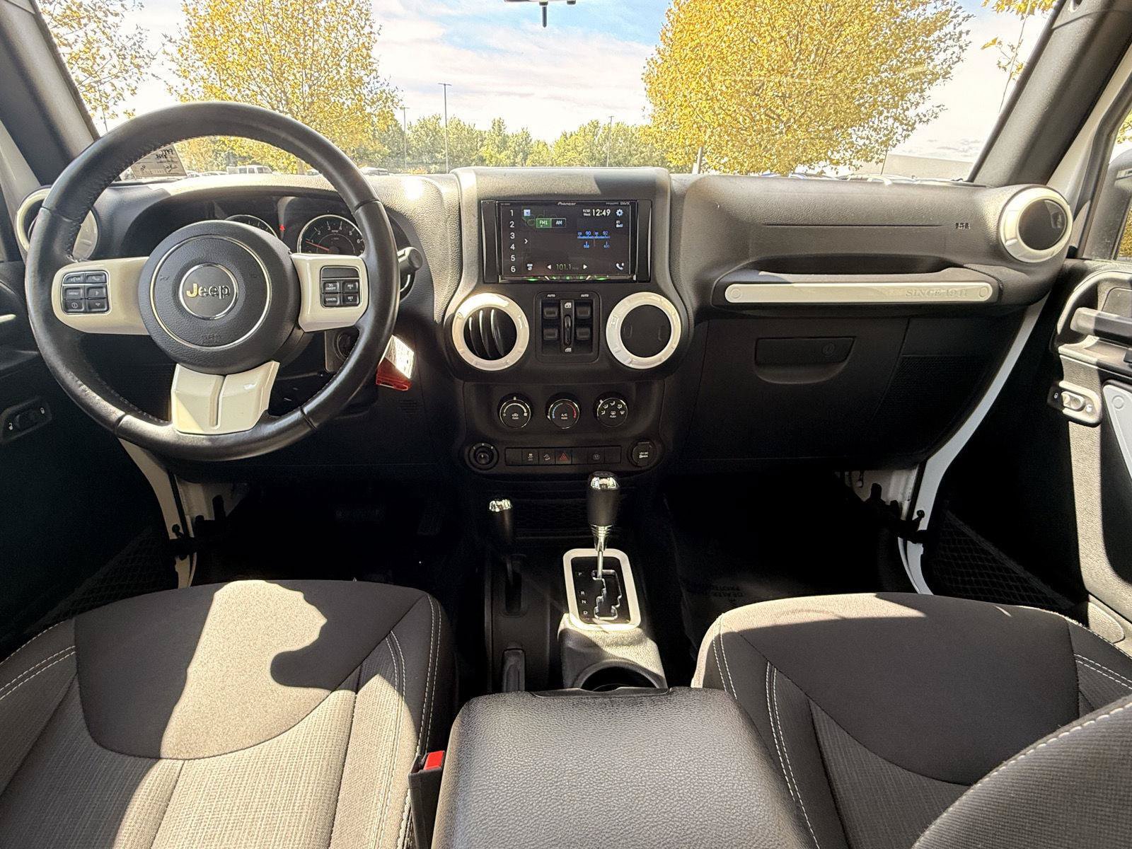 Used 2018 Jeep Wrangler Unlimited Sahara w/ Connectivity Group AWD/4WD image 25