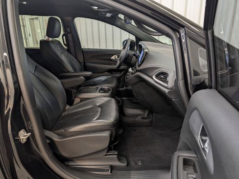 Used 2022 Chrysler Pacifica Touring-L w/ S Appearance Package FWD image 29