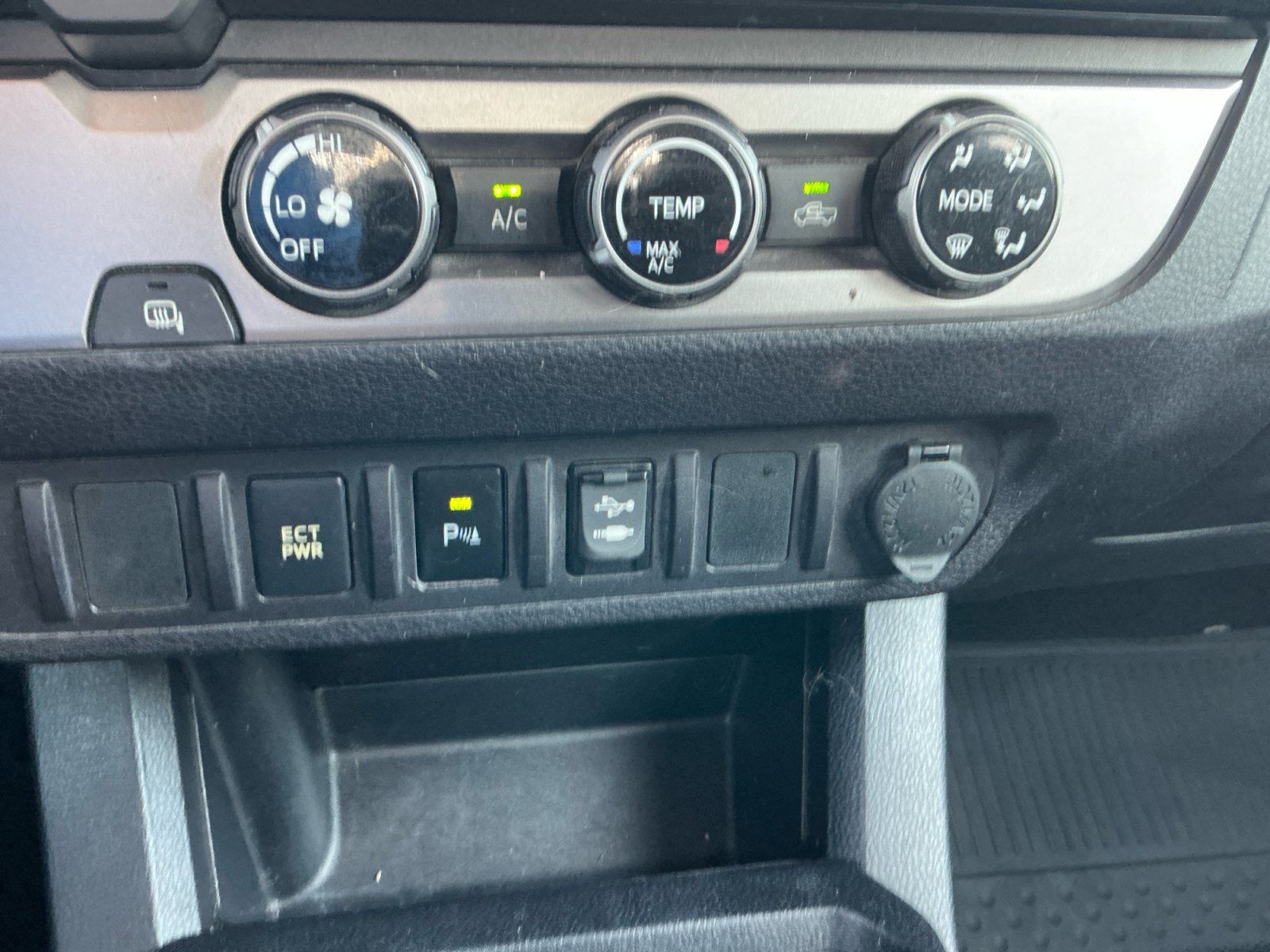Used 2017 Toyota Tacoma SR5 w/ Tow Package RWD image 28