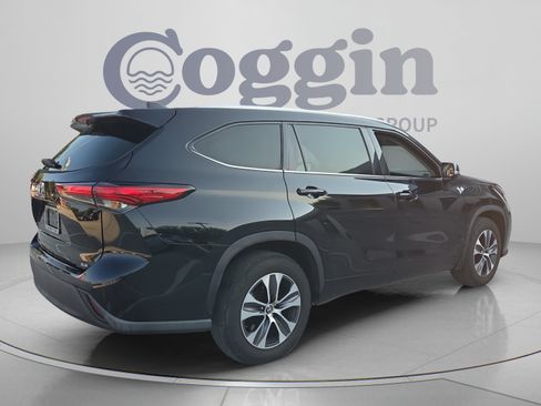 Used 2021 Toyota Highlander XLE FWD image 5