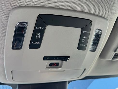 Used 2025 Toyota Sienna LE FWD image 26