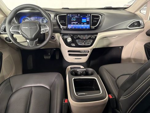 Used 2024 Chrysler Pacifica Touring-L FWD image 21