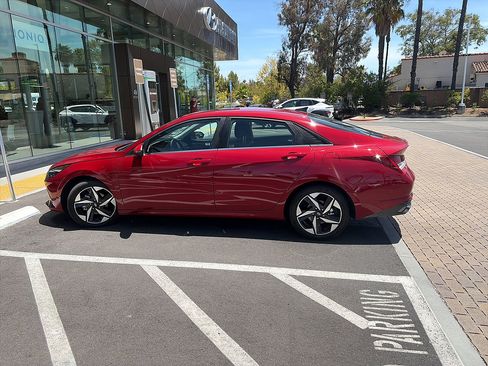 Certified 2023 Hyundai Elantra Limited w/ Preferred Accessory Package FWD image 5