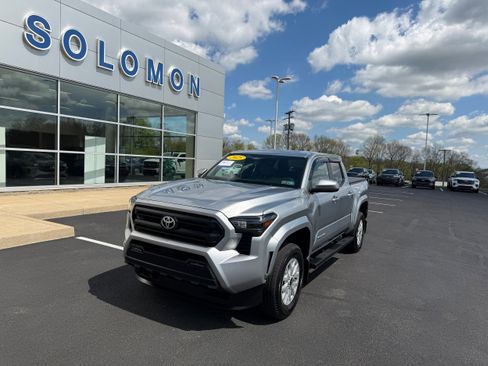 Used 2025 Toyota Tacoma SR5 AWD/4WD image 2