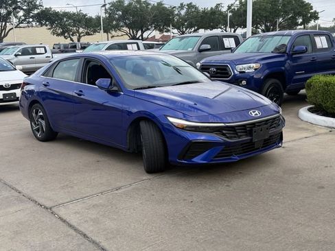 Used 2025 Hyundai Elantra SEL image 3
