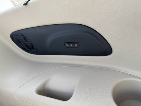 Used 2020 Chrysler Pacifica Limited FWD image 35