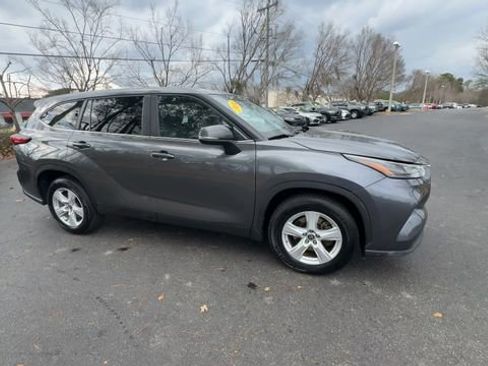 Used 2024 Toyota Highlander LE image 3