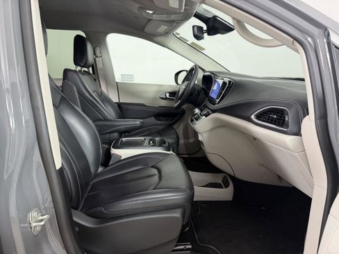 Used 2023 Chrysler Pacifica Touring-L AWD/4WD image 14