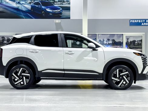 Used 2025 Nissan Kicks SV FWD image 8