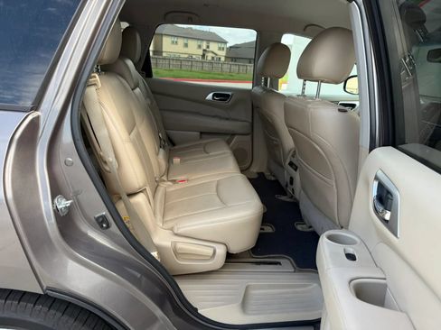 Used 2014 Nissan Pathfinder Platinum FWD image 17