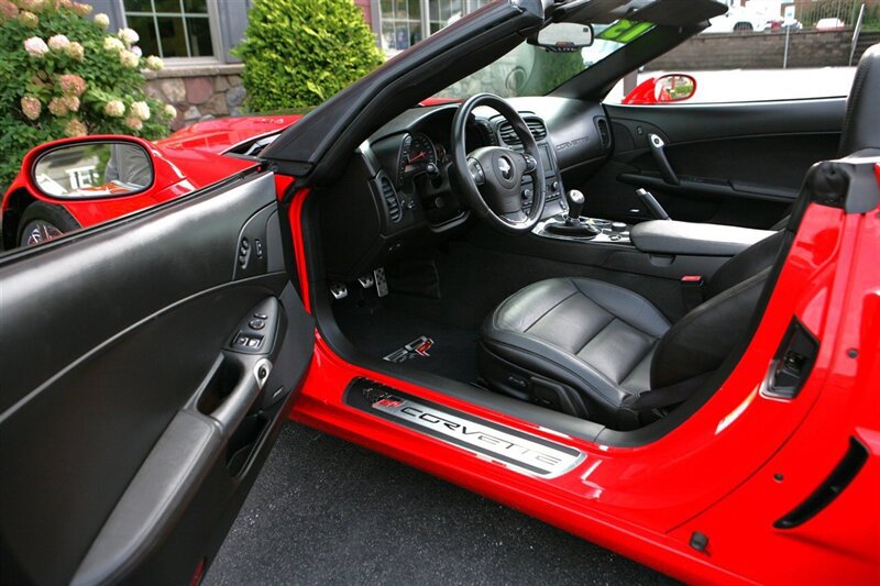 Used 2013 Chevrolet Corvette 427 w/ 1SB Preferred Equipment Group RWD image 16