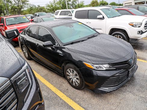 Used 2020 Toyota Camry LE image 7