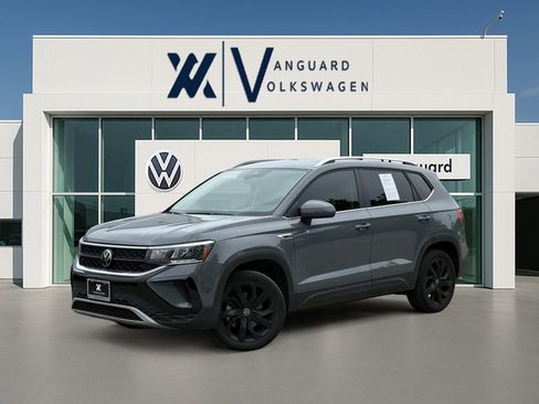 Used 2023 Volkswagen Taos SE FWD image 1