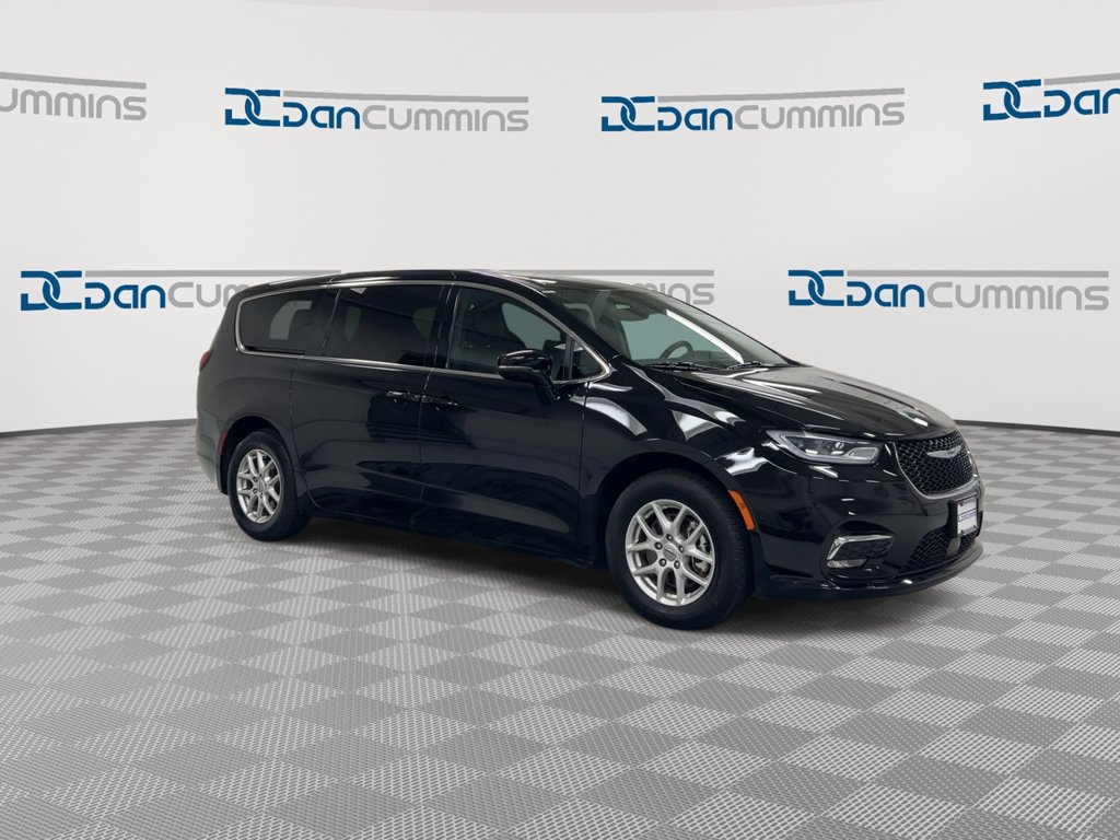 Used 2025 Chrysler Pacifica Select FWD image 2