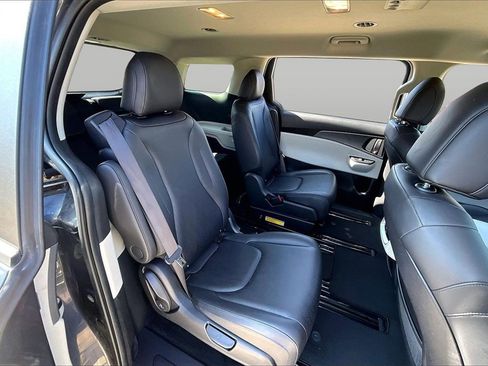 Used 2023 Kia Carnival LX image 28