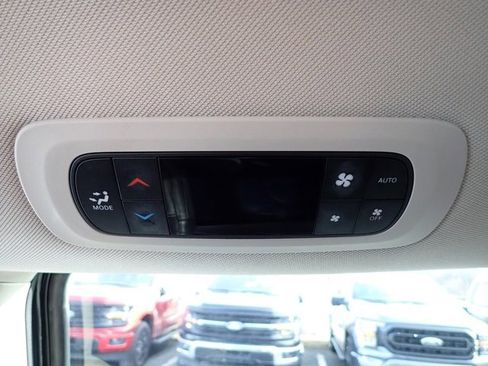 Used 2023 Chrysler Pacifica Touring-L image 19