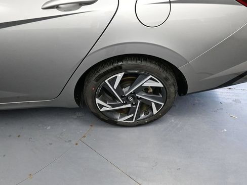 Used 2024 Hyundai Elantra Limited FWD image 17