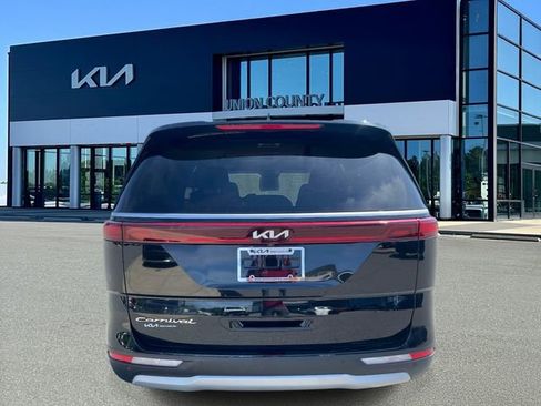 Used 2022 Kia Carnival EX FWD image 5