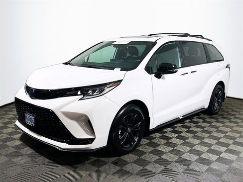 Certified 2025 Toyota Sienna XSE w/ XSE Premium Package image 4
