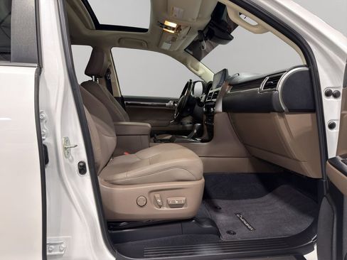 Used 2023 Lexus GX 460 Premium w/ Premium Package image 17
