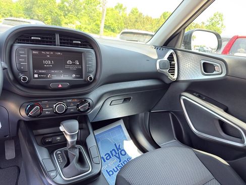 Used 2025 Kia Soul LX w/ LX Technology Package FWD image 22